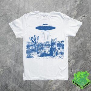 UFO Cat T-Shirt – Alien Abduction Desert Graphic Tee – Retro Sci-Fi Illustration
